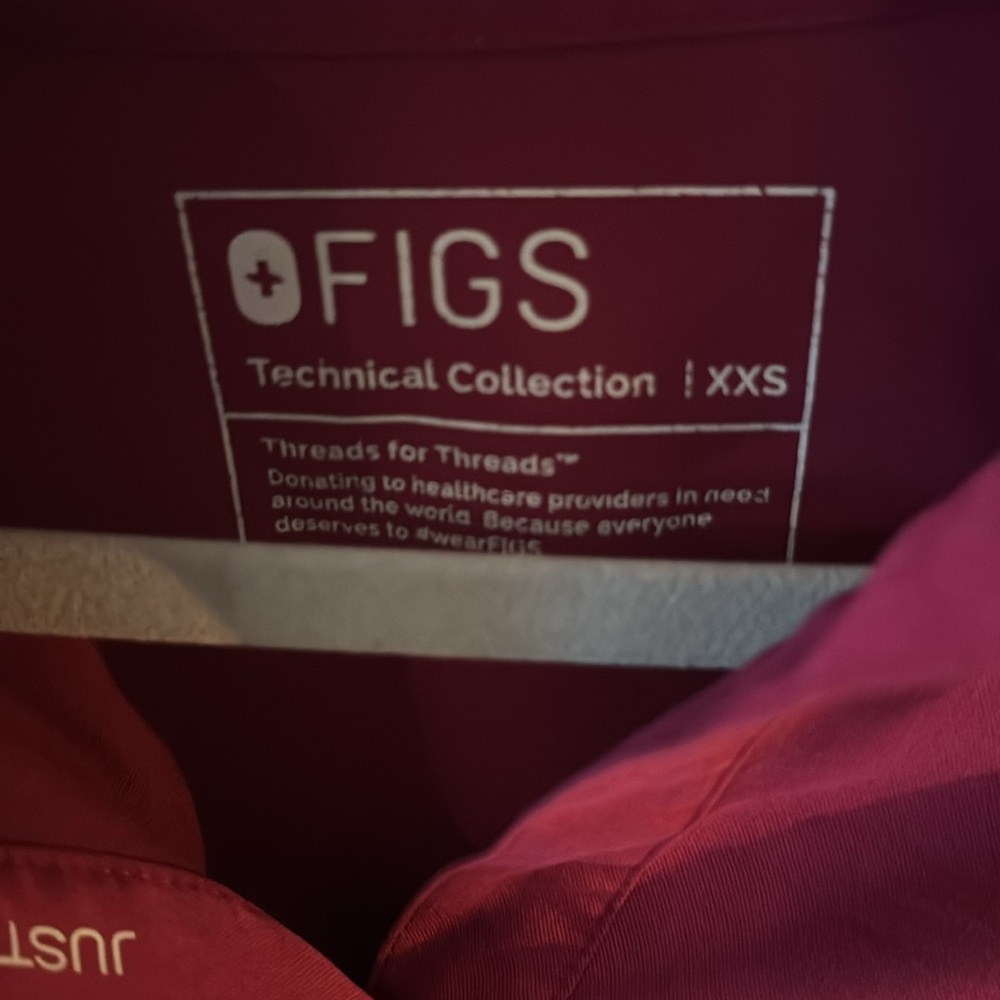 Figs Rafaela scrub top in Raspberry - Picture 2 of 5